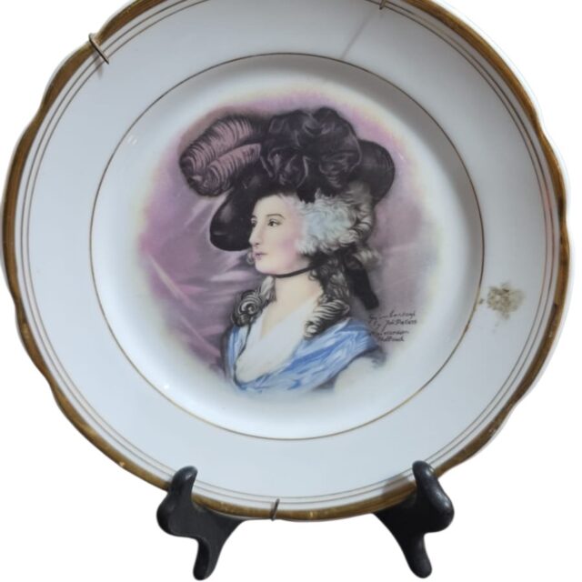 Antiga porcelana com bela arte, acompanha adereço de pendurar