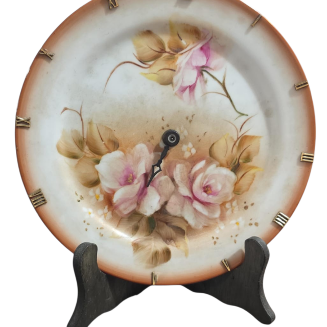 Bela e antiga porcelana pintada a mão, com relógio