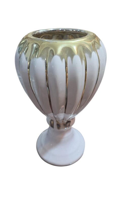 Bela floreira de porcelana com lindas dourações