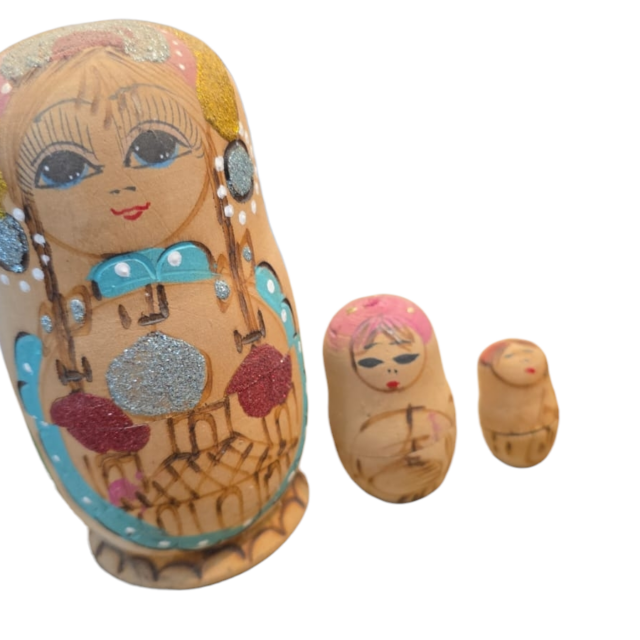 Trio de Matrioskas russas de madeira