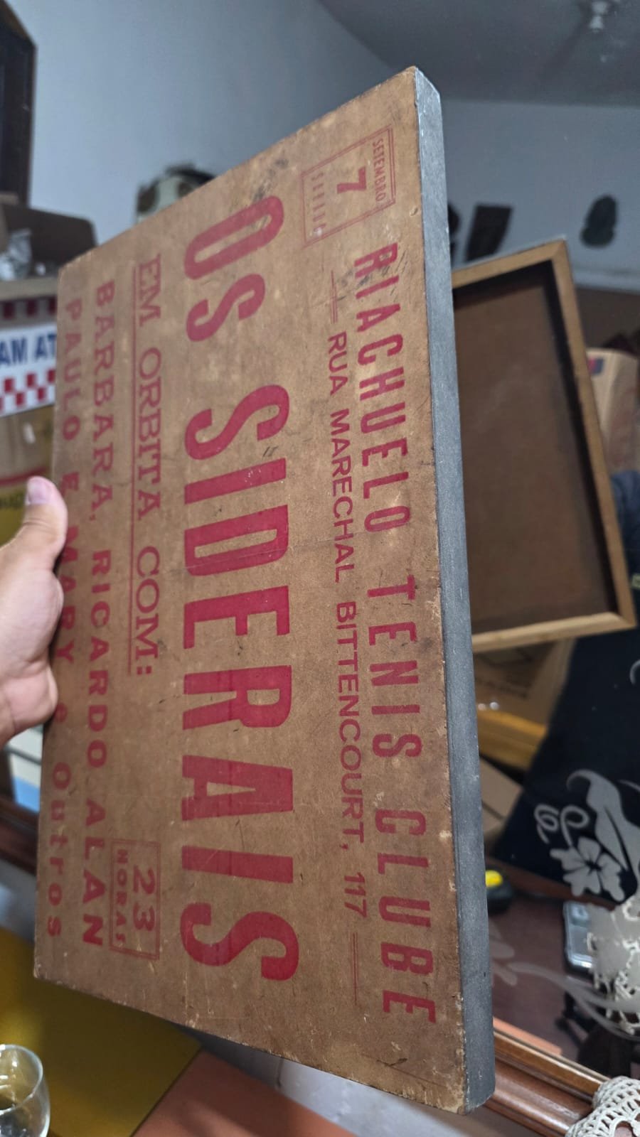 Placa antiga do que parece ser um cartaz de anúncio para um evento social ou musical - Imagem 3