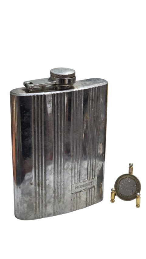 Antigo cantil de bolso (hip flask) de aço inoxidável com listras verticais