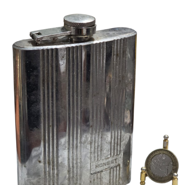 Antigo cantil de bolso (hip flask) de aço inoxidável com listras verticais