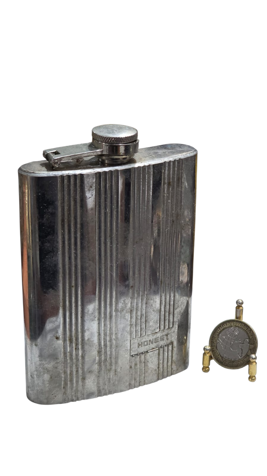 Antigo cantil de bolso (hip flask) de aço inoxidável com listras verticais