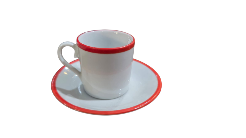 Xícara de café com pires em porcelana manufaturada