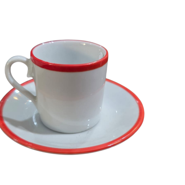 Xícara de café com pires em porcelana manufaturada