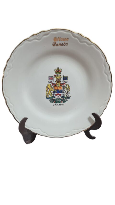 Antiga louça do Canadá, com belo brasão exposto na galeria central