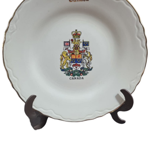Antiga louça do Canadá, com belo brasão exposto na galeria central