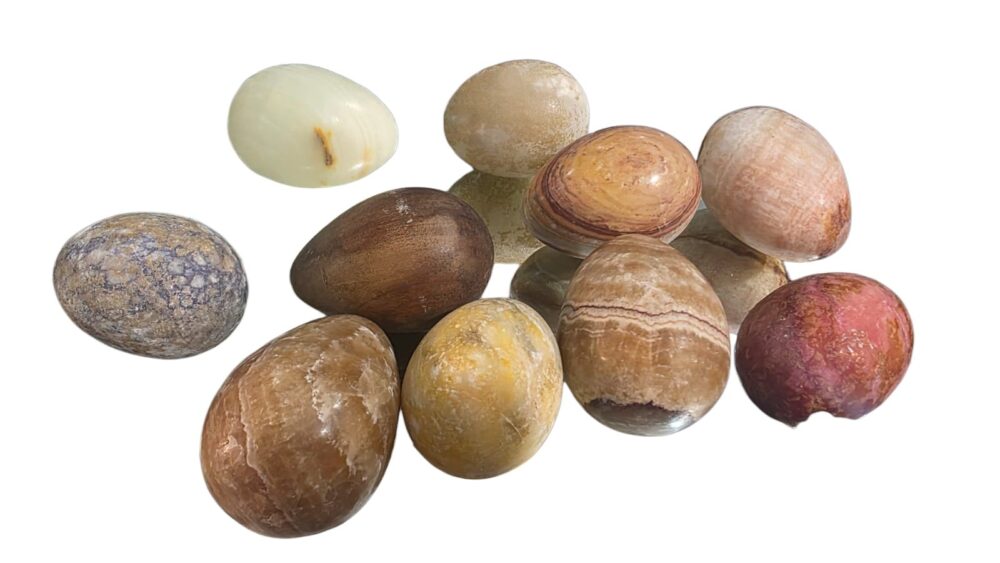 Coleção de ovos italianos de pedra e um de madeira