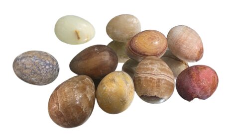 Coleção de ovos italianos de pedra e um de madeira