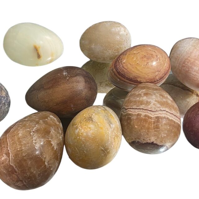 Coleção de ovos italianos de pedra e um de madeira