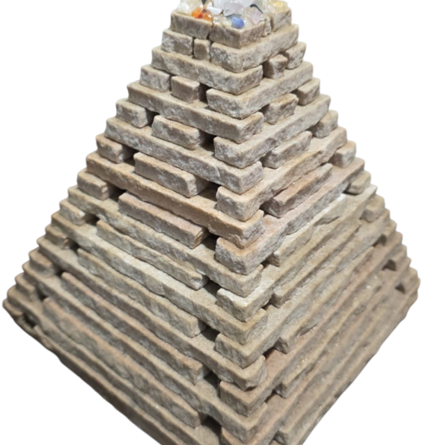 Pirâmide de pedra luminária