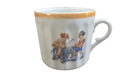 Antiga caneca de porcelana canelada com linda arte infantil
