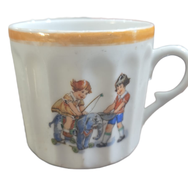 Antiga caneca de porcelana canelada com linda arte infantil