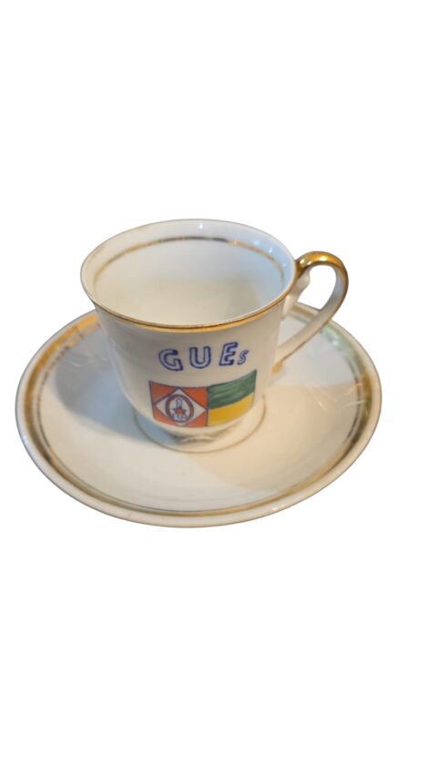 Antiga xícara de porcelana com dourações