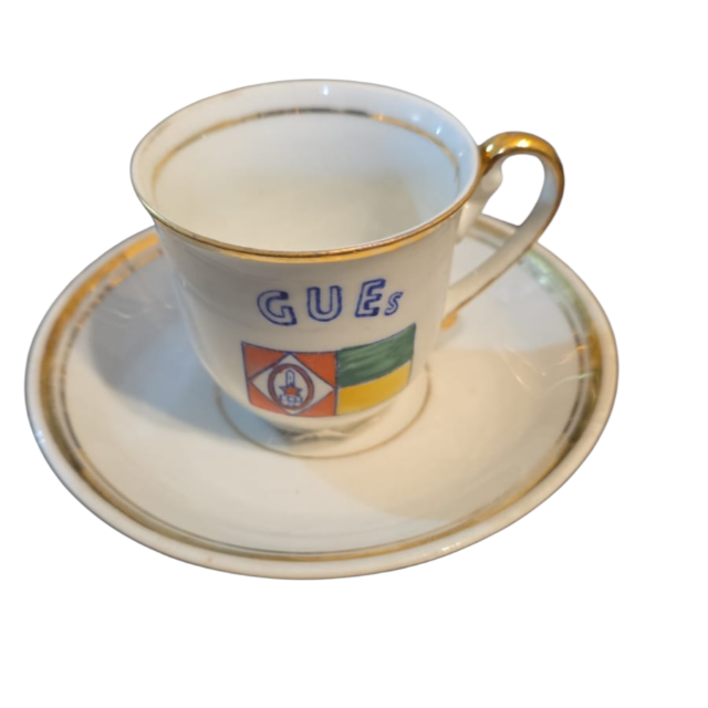 Antiga xícara de porcelana com dourações