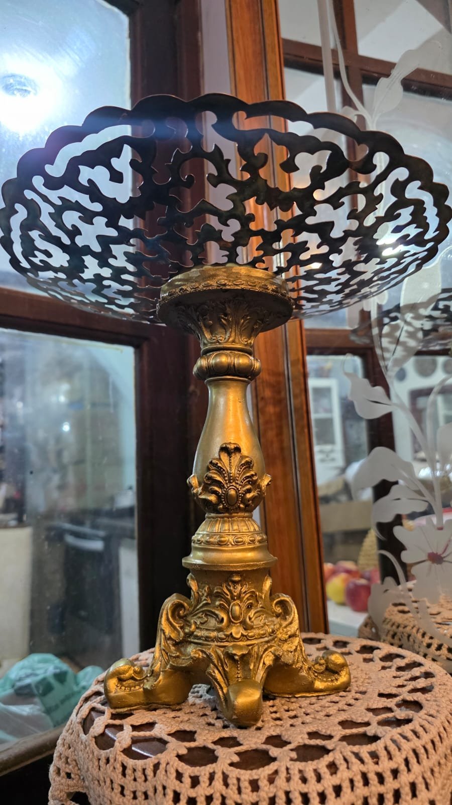 Belíssima centro de mesa de resina ricamente ornamentado - Imagem 2