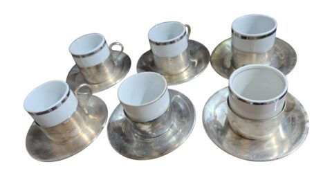 Xícaras de porcelana com base espessurada a prata. (valor unitário)