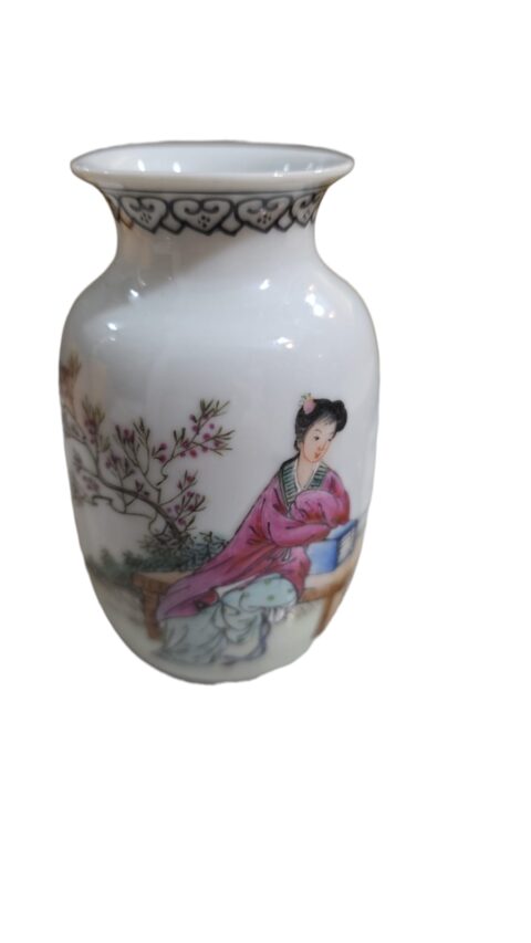 Vasinho oriental de porcelana com belíssima arte