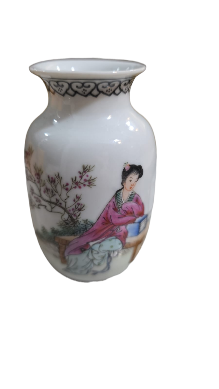 Vasinho oriental de porcelana com belíssima arte