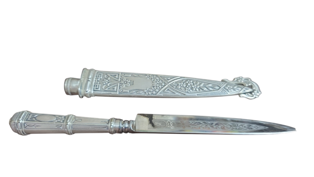 Antiga faca gaúcha, ricamente ornamentada com belíssima arte.