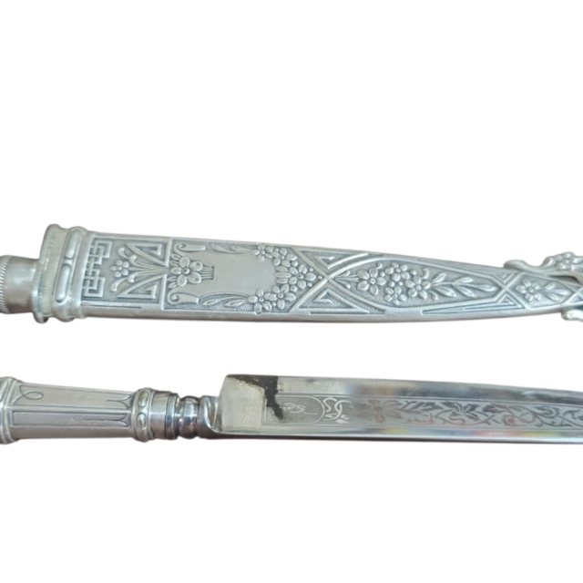 Antiga faca gaúcha, ricamente ornamentada com belíssima arte.