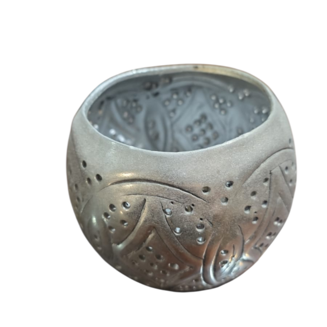 Cachepot de metal ricamente cinzelado