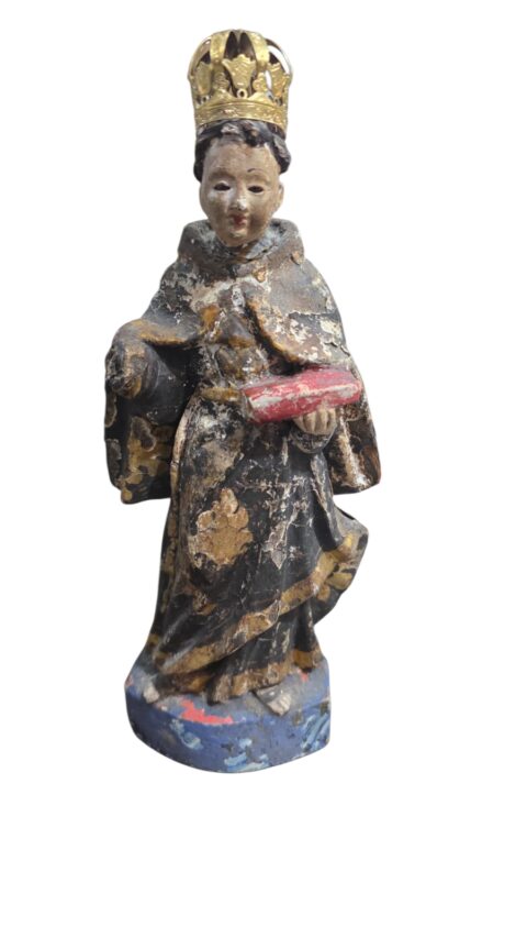 Imaginária, antiga arte sacra de madeira, com olhos de vidro, coroa em prata de lei folheada a ouro