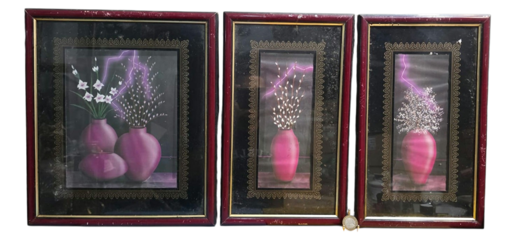 Trio de antigos quadros com vasos e flores