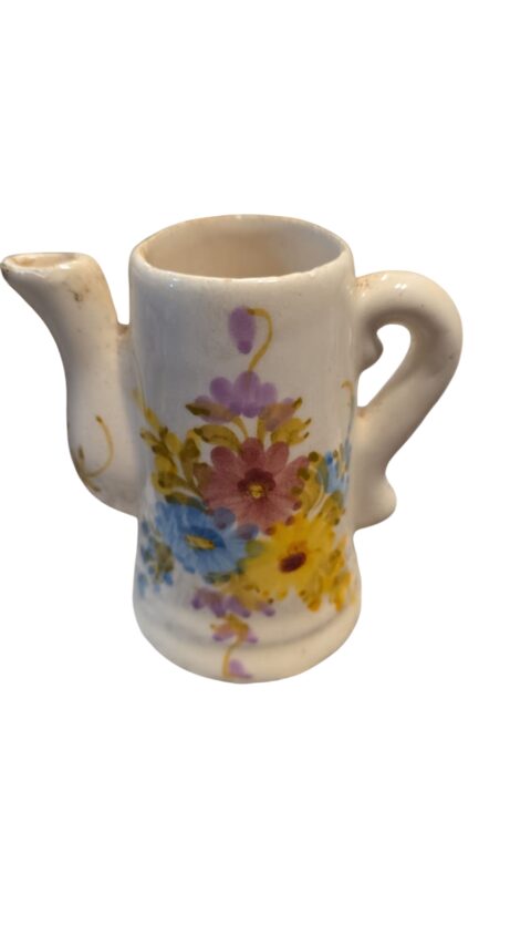 Antigo vaso de louça em formato de bule