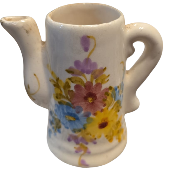 Antigo vaso de louça em formato de bule