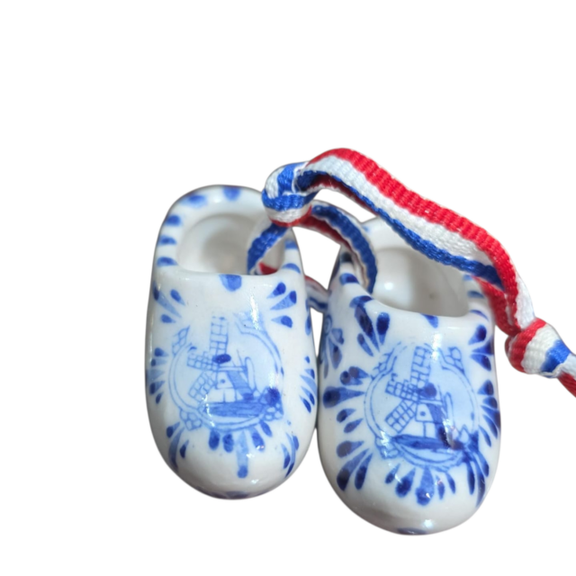 Par de sapatinhos em porcelana holandesa Delf