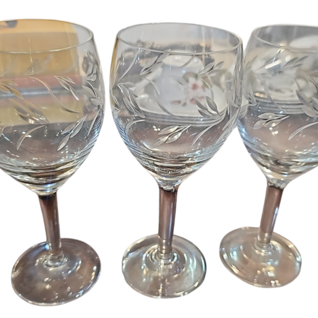 Taças de cristal com lapidações vegetalistas