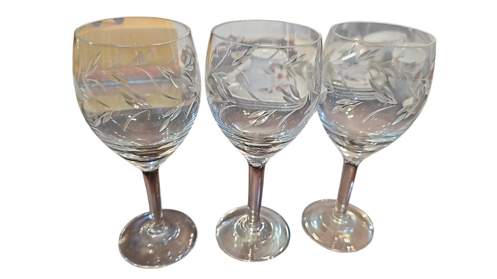 Taças de cristal com lapidações vegetalistas