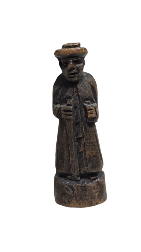 Pequena escultura sacra em madeira