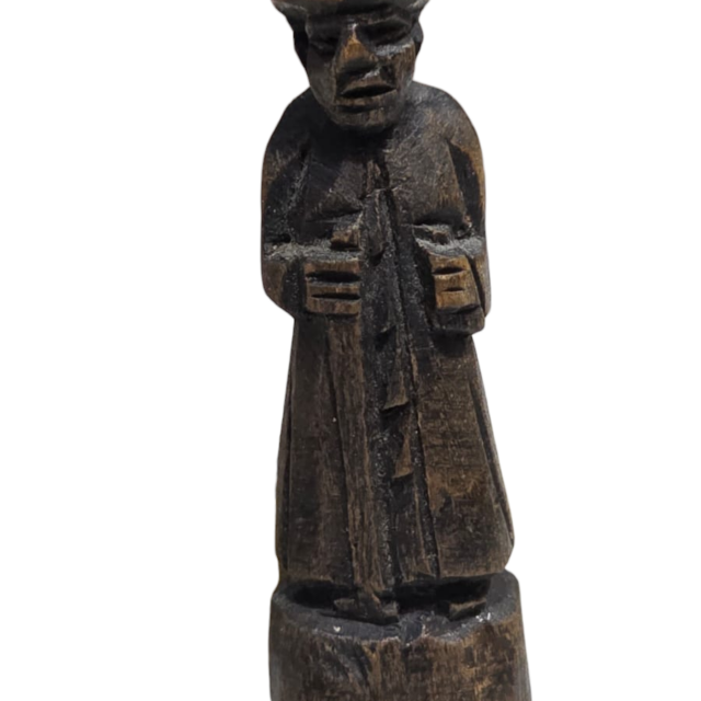 Pequena escultura sacra em madeira