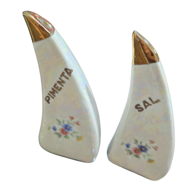 Par de saleiro e pimenteiro de porcelana com a tampinha
