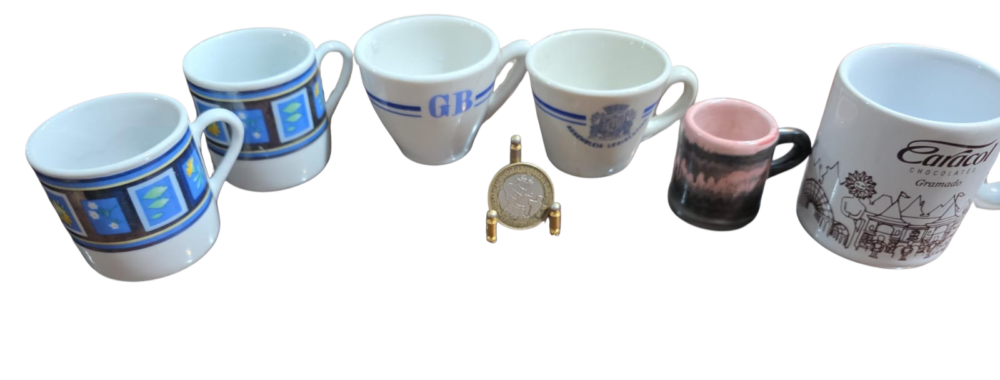 Lote com seis xícaras de café de porcelana