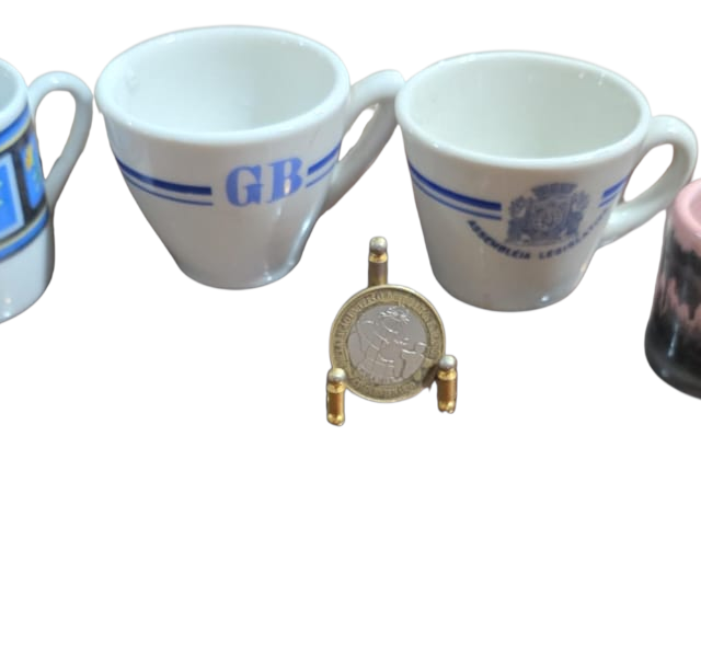 Lote com seis xícaras de café de porcelana