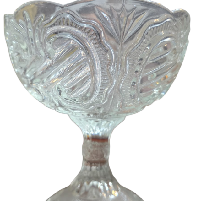 Elegante fruteira/centro de mesa, ricamente lavrada com belíssima arte em relevos