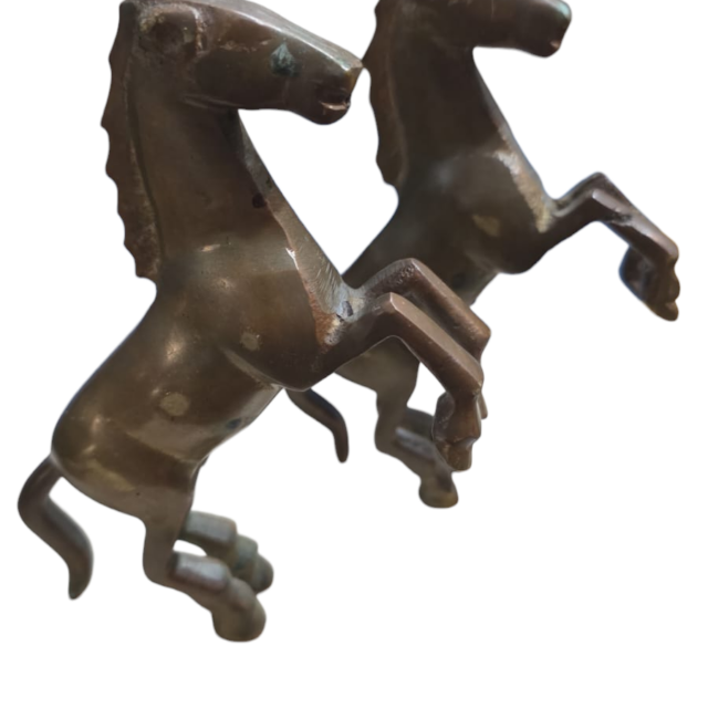 Par de esculturas antigas, representando majestosos cavalos em bronze maciço
