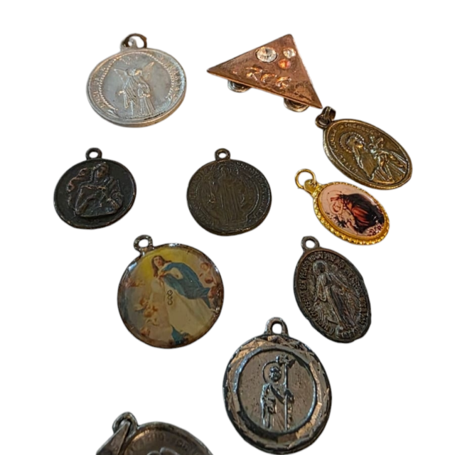 Lote de pingentes, maioria sacros
