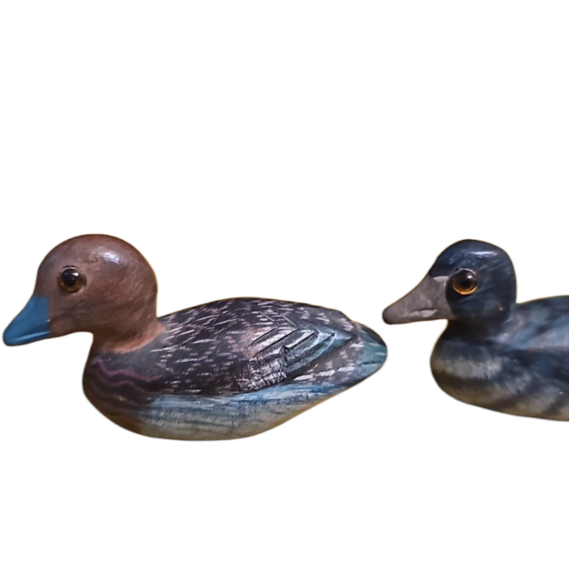 Par de patinhos de madeira pintados à mão