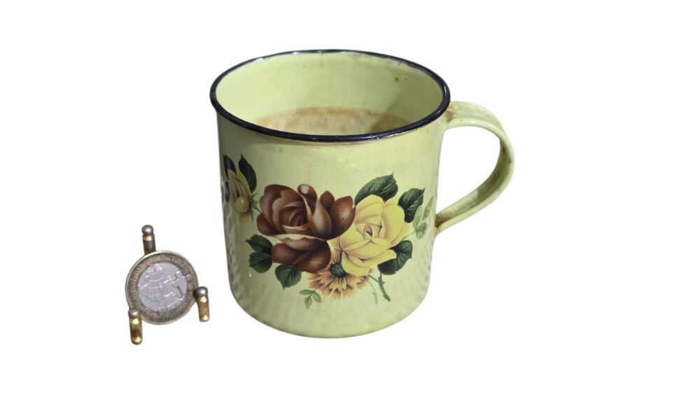 Caneca em metal esmaltado, motivos florais