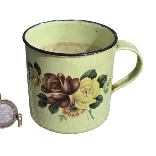 Caneca em metal esmaltado, motivos florais