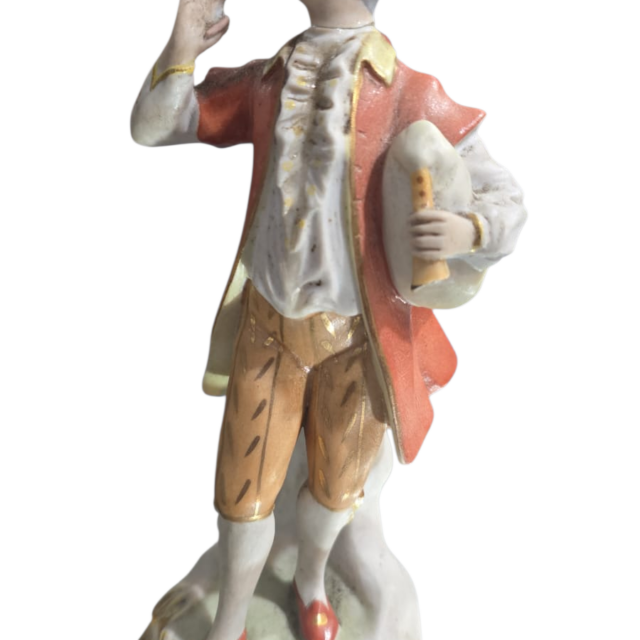 Antiga escultura representando fidalgo de porcelana