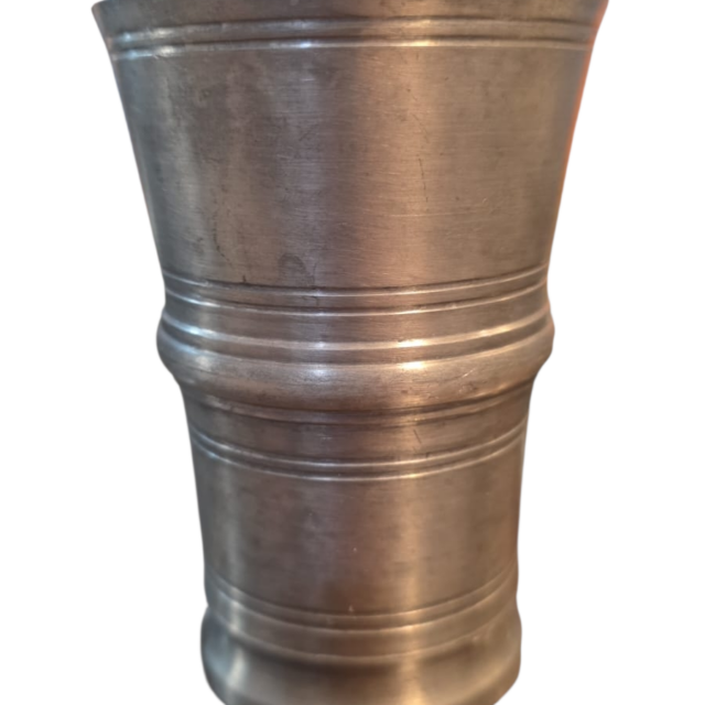 Elegante copo em estanho