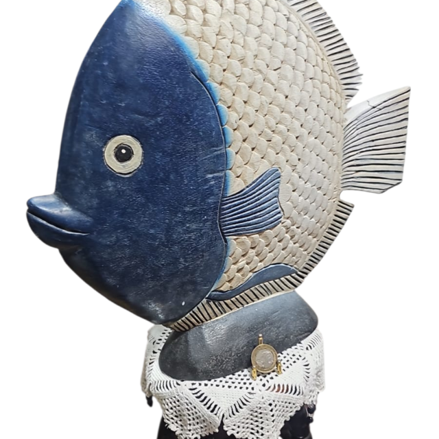 Grande escultura peixe de madeira feita a mão
