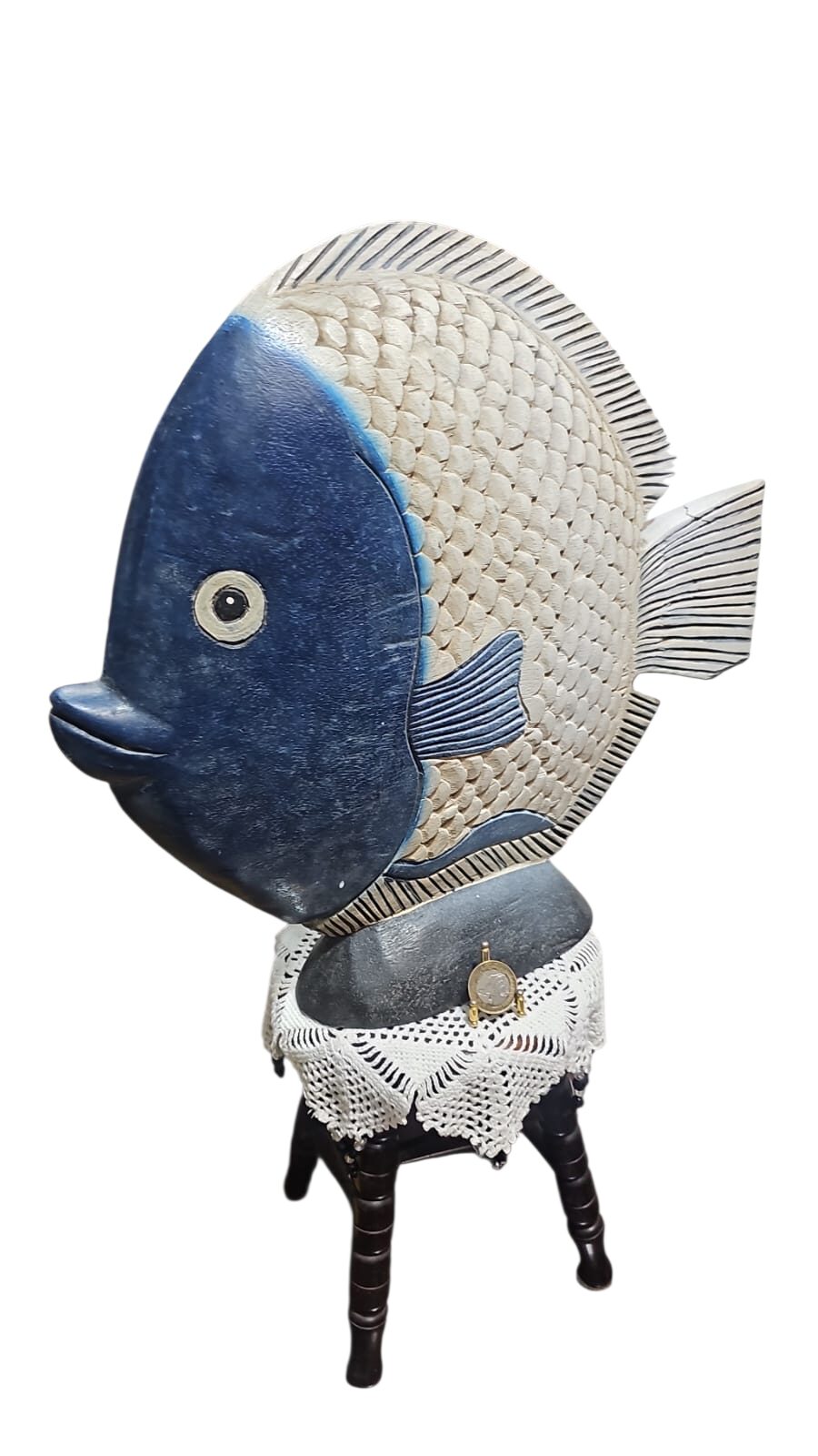 Grande escultura peixe de madeira feita a mão