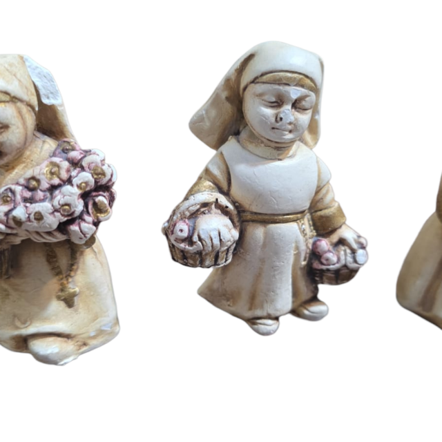 Trio de freiras de gesso